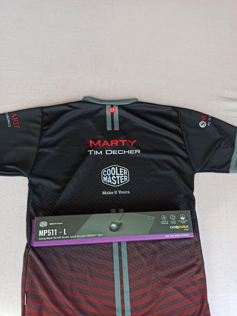 Gảo Amon (@swoksaar_cs) on Twitter photo Dickes Dankeschön geht raus an <a href="/CoolerMaster/">Cooler Master</a> und <a href="/Snogard_Dragons/">SNOGARD Dragons 🐉</a> für das Jersey und das Mousepad.
Das Jersey wird heute Abend bei unserem nächsten Spiel eingeweiht. Hoffentlich beschert es uns in der verbleibenden Season viele Siege. 😊 Dickes Dankeschön geht raus an <a href="/CoolerMaster/">Cooler Master</a> und <a href="/Snogard_Dragons/">SNOGARD Dragons 🐉</a> für das Jersey und das Mousepad.
Das Jersey wird heute Abend bei unserem nächsten Spiel eingeweiht. Hoffentlich beschert es uns in der verbleibenden Season viele Siege. 😊