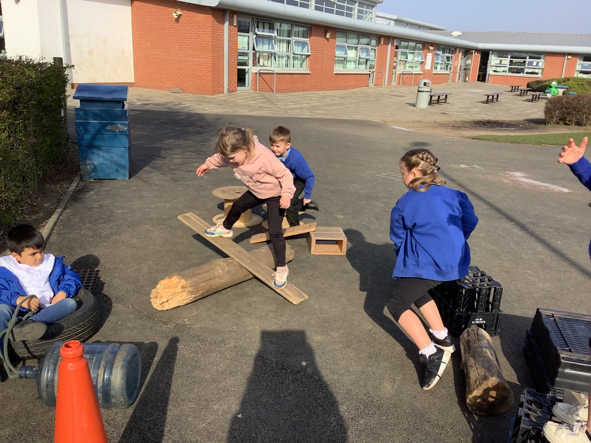 P2/3 had a fabulous time building marble runs, dens and play parks in loose parts, thanks @Kjohnstone871 #playingislearning #learningisplaying