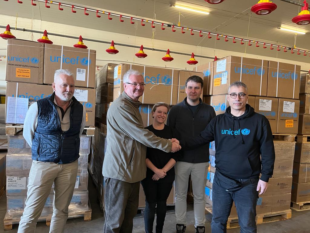 UNICEF_UA's tweet photo. One more step made today by @UNICEF with Kyiv Chamber of Commerce, @MFA_Ukraine to deliver lifesaving #supplies to war-affected Zhytomyr &amp; Vinnytsia. Jointly with partners we deliver medical supplies &amp; #hygiene items further to Bakhmut, Zaporizhia &amp; Odessa to reach people in need https://t.co/x26Ohk20KQ