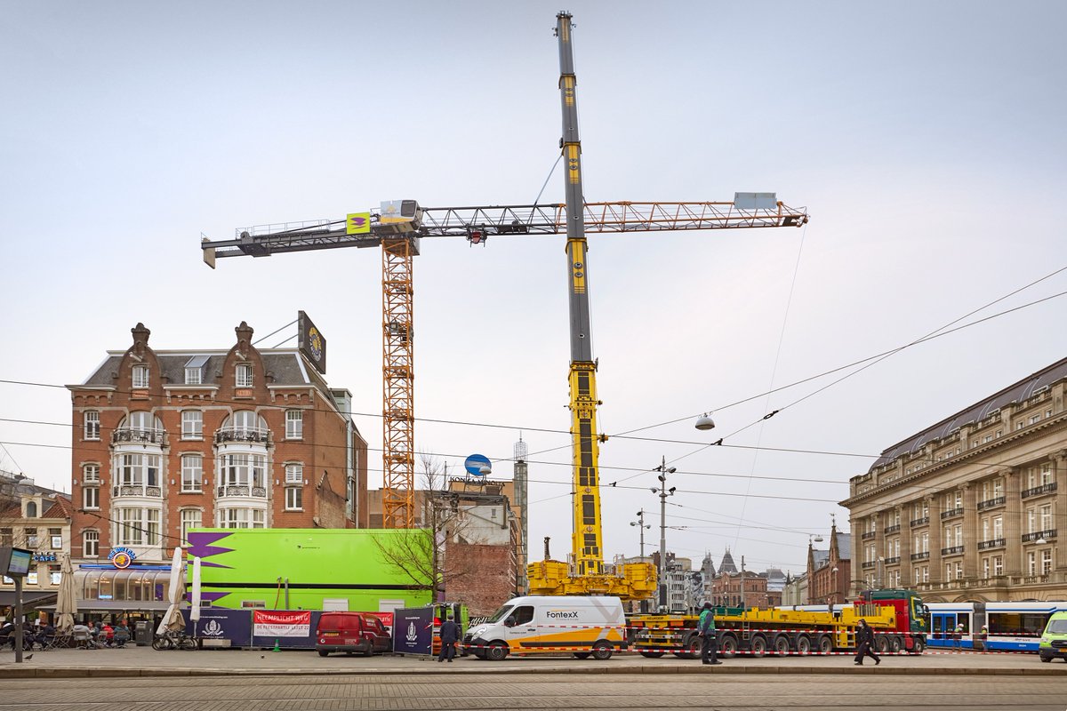 𝗣𝗮𝘀𝘀𝗲𝗻 𝗲𝗻 𝗺𝗲𝘁𝗲𝗻 𝗯𝗶𝗷 𝗱𝗲 𝗛𝗲𝗶𝗻𝗲𝗸𝗲𝗻 𝗛𝗼𝗲𝗸 📏🏗️
 
De 40 meter hoge torenkraan op het Leidseplein in Amsterdam is opgebouwd. Dat vereiste behoorlijk wat voorbereiding op deze drukke en krappe locatie! 

📷Bert Rietberg
 
#HeinekenHoek #torenkraan #Amsterdam