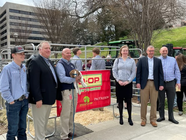 Agricenter_Intl's tweet photo. It's a great, windy day @AgDayontheHill! Everyone is having a blast celebrating agriculture. @agday #AgDay22 https://t.co/qJ4EzNUnCD