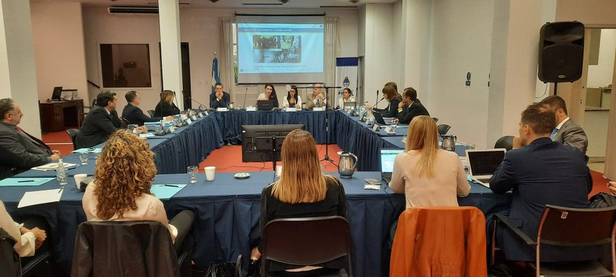 EUROsociAL_'s tweet photo. 🇪🇺🇦🇷 Programa @EU_Partnerships @UEenARG #EUROsociAL y @AIAMP_Pdencia @FiscalesGobAr reúnen en Buenos Aires a la Red de Fiscales Anticorrupción de la #AIAMP 🌎

⚖️ Hoy abordamos #ResultadosEUROsociAL en combate de corrupción facilitadora de trata de mujeres y contra la #Sextorsión https://t.co/GVYnGPODfQ