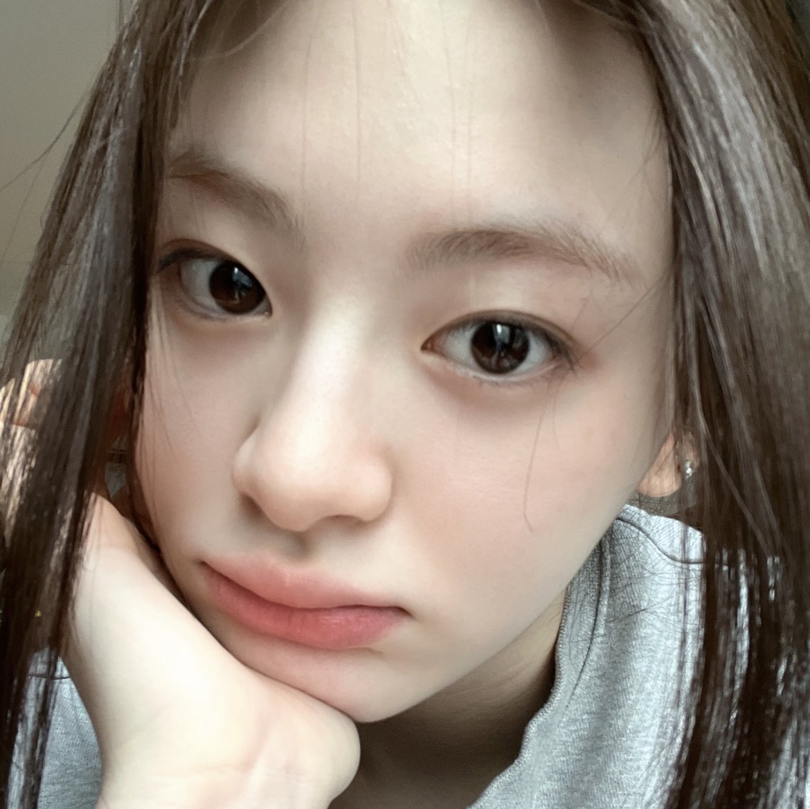seeunpics's tweet photo. barefaced seeun >> https://t.co/YvPIueNs6R