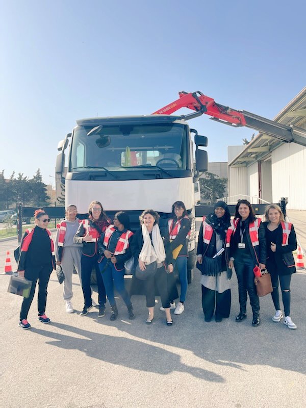 EvodieBartolome's tweet image. Les femmes dans les métiers du #Transport c'est possible et c'est maintenant à Vitrolles.
Merci à l'entreprise BERTO et @AFT_TL d'avoir accueilli 6 demandeuses d'emploi en projet de reconversion. Et bravo aux équipes de @pole_emploi Vitrolles