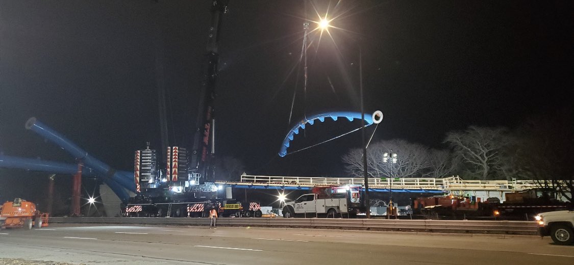 ChicagoDOT's tweet photo. Hey Chicago, while you were sleeping 💤 , crews installed 🏗the 43rd Street pedestrian 🚶🏽♀️bridge arch over DuSable Lake Shore Drive…
#ChicagoWorks #Infrastructure #progress #VisionZero #ChicagoDOT https://t.co/xnxV6uQenK