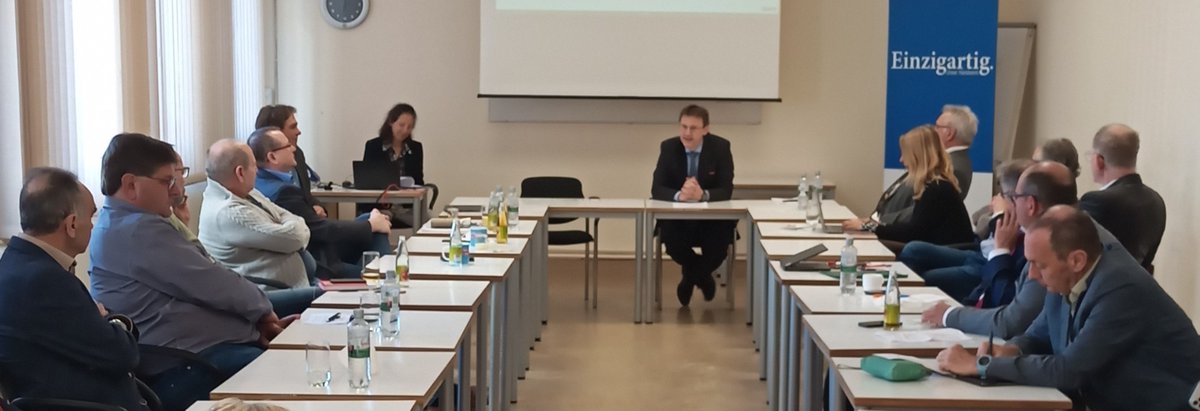 ZDH_news's tweet photo. Unser Experte für Regionalpolitik & den ländlichen Raum, Dr. Carsten #Benke, ist heute beim Start des Projekts „Handwerkliche Dienstleistungen im ländlichen Raum“ #HaDil vor Ort in Erbach @bmel @cem_oezdemir @hwk_rheinmain #Kreishandwerkerschaft #Odenwaldkreis https://t.co/Bh6uiLRwSU