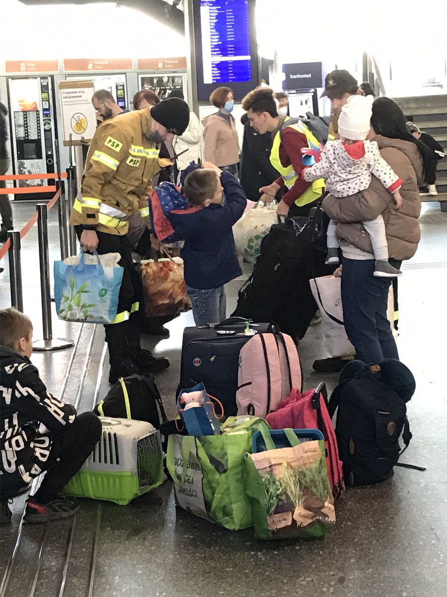 timellis0's tweet photo. at Warsaw Central train station there are dozens of volunteers giving information, food and support to refugees. https://t.co/ls87605kK6