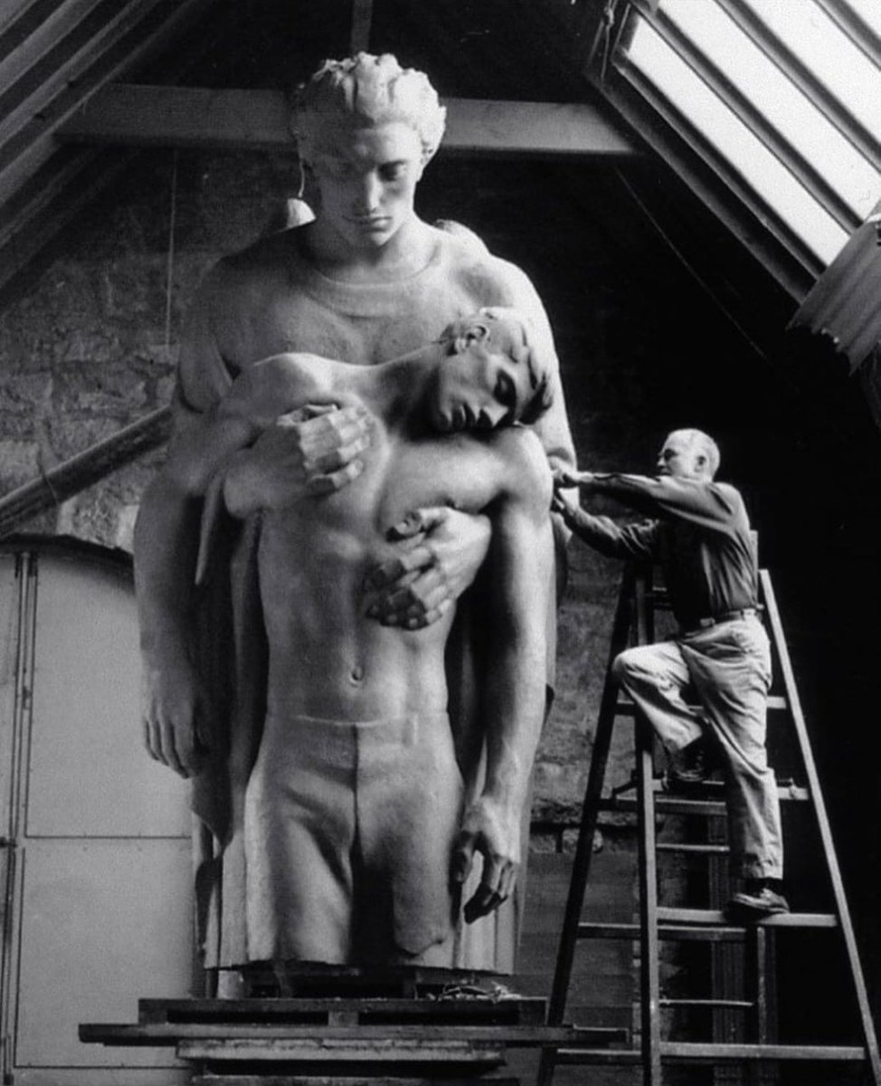 Ma_Rhea_'s tweet photo. Martes de arte.

El escultor Walker Hancock trabajando en su obra, Angel of the Resurrection en 1950. https://t.co/k5PyVI90zJ