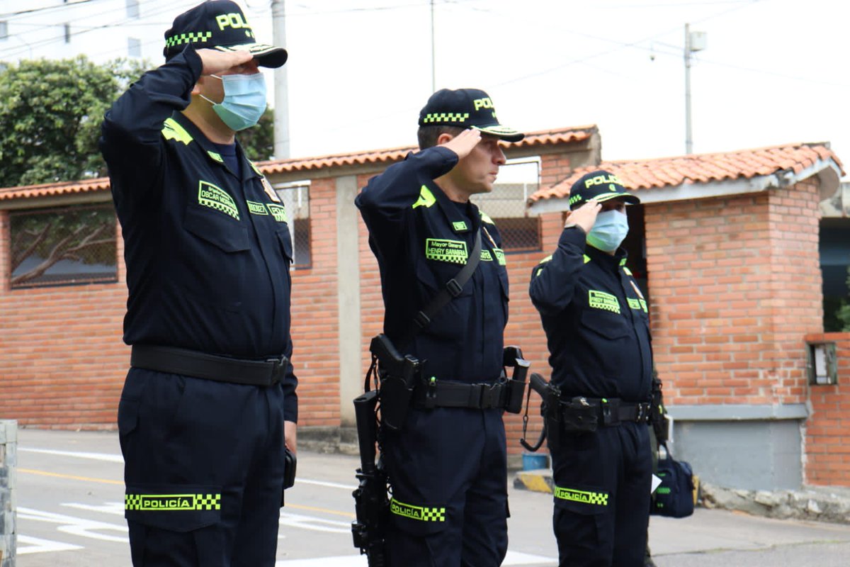 PoliciaCucuta's tweet photo. #AEstaHora recibimos la visita del señor Mayor General Henry Armando Sanabria Cely director #DIRAF de @PoliciaColombia en esta importante zona de frontera #EsUnHonorSerPolicía https://t.co/DdZZDJfn1v