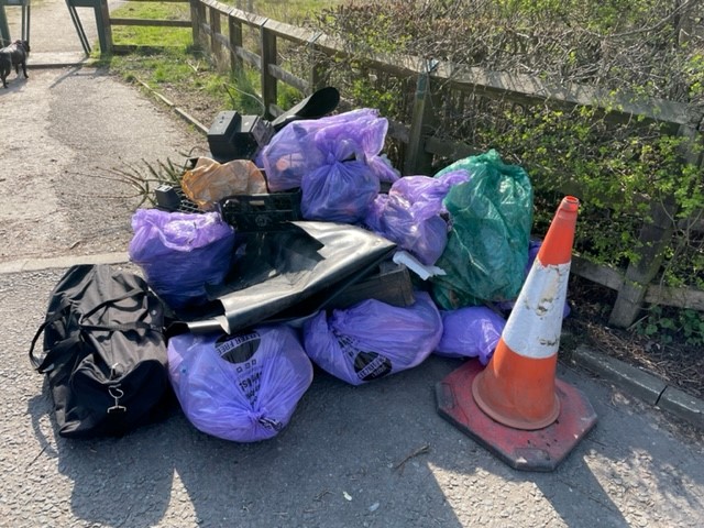 Clean_Leeds's tweet photo. What a great turn out on Sunday from the #AllertonByWaterMiners U7 Squad who carried out a #community litter pick around the Allerton Bywater community sports club &amp; surrounding areas #Thankyou to all for your support &amp; choosing to #lovewhereyoulive  @James_A_Rogers @LeedsCC_News https://t.co/02lbEMAWh8
