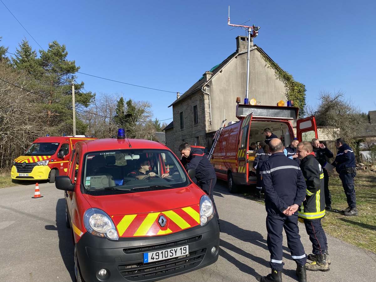 j_bachellerie's tweet photo. Un poste de commandement avancé a été installé à Eyrein à proximité des deux sites où sévit toujours un incendie de forêt. Le vent, toujours présent, rend nécessaire une mobilisation importante des pompiers sur place. Une centaine ont été engagés depuis 13h et 10 ha ont brûlé. https://t.co/4VP7mwqQSp