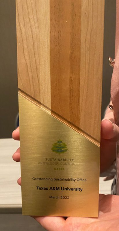NASPA_SKC's tweet photo. It was an honor to present our inaugural award to @TAMUResLife, 2022’s Outstanding Sustainability Office! Congratulations to this very deserving group of environmental justice advocates who are giving their residents the tools to live in a #sustainable way! @NASPAtweets https://t.co/F3XE2ADybQ