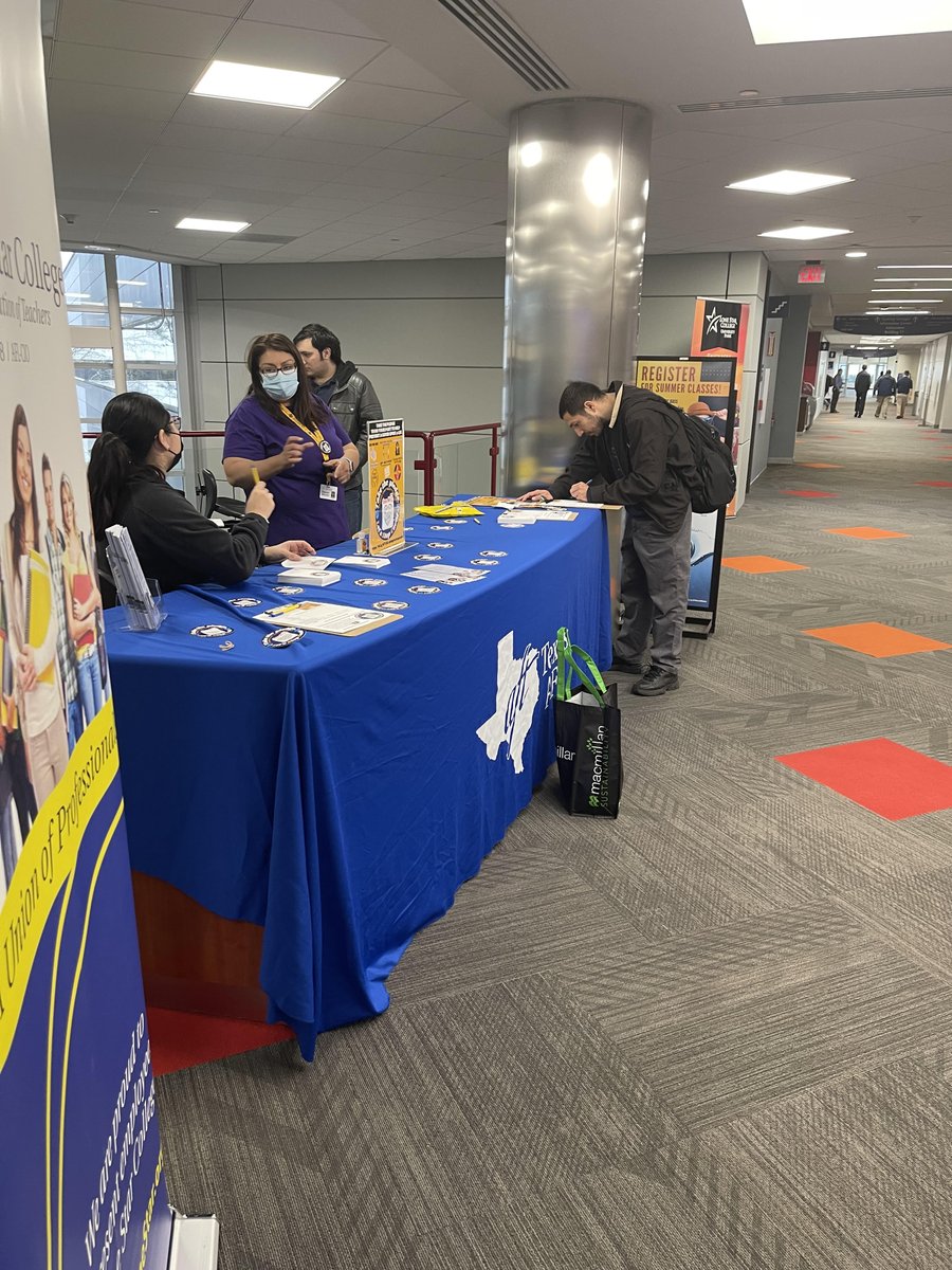 TLscup's tweet photo. Teachers2B helping out at AFT(American Federation of Teachers) table. https://t.co/MWX35UUqtg
