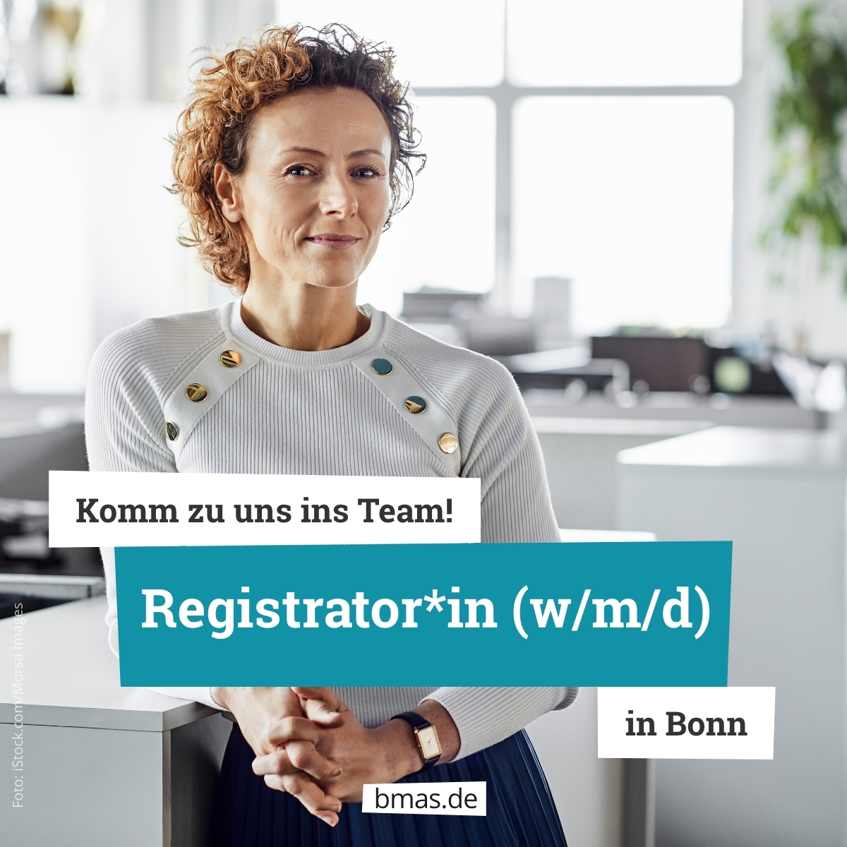 Stellenanzeige: Bild: Eine Frau lehnt in einem hellen Büro an einer Anrichte und schaut freundlich in die Kamera. Text: Komm zu uns ins Team! Registrator*in in Bonn. URL: BMAS.DE