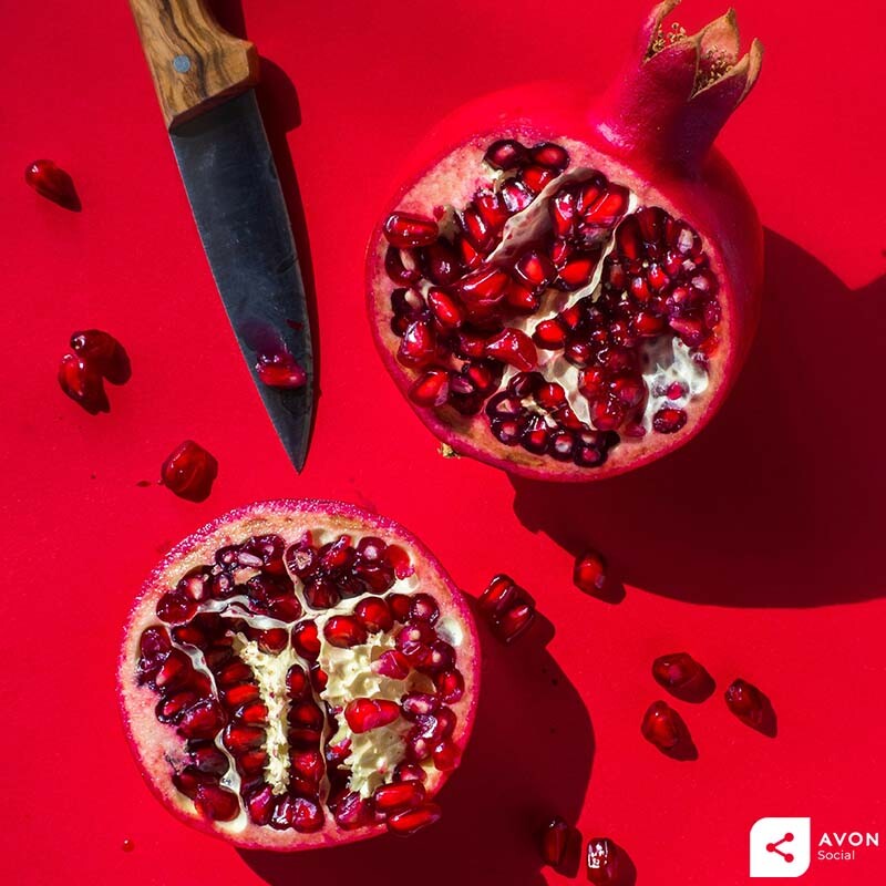 CLAIRERU77's tweet photo. Pomegranate seeds are amazing for your skin!

 Also dark chocolate has some amazing benefits as well! If you're in need of something sweet, try this skin-loving Chocolate and Pomengranate Bark. 
https://t.co/qzcHfLo34i
#HealthySkin #Desserts https://t.co/J2AmJcpcke