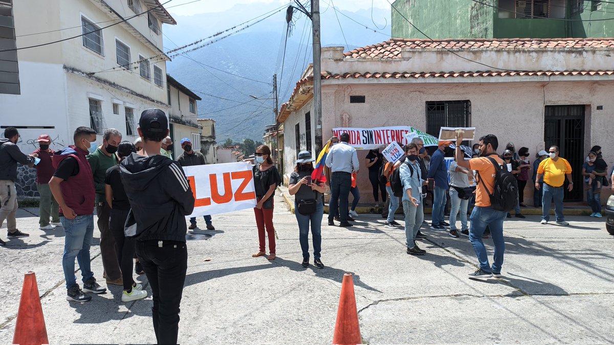 jadesdelgado's tweet image. Protestan en Mérida cansados por contar solo con 6 horas de energía eléctrica. 
Marcharon hasta Corpoelec
#sinluz