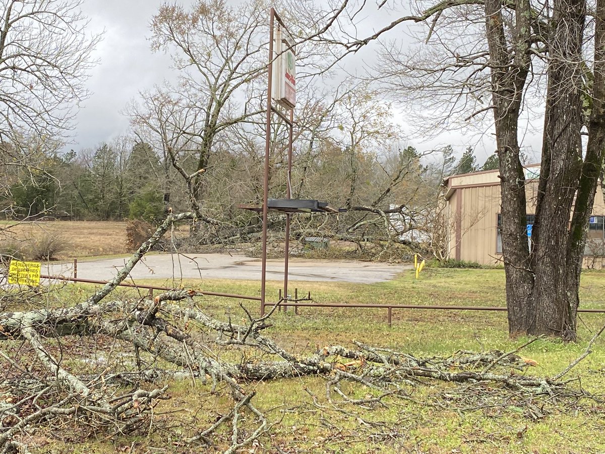 KyleStormChaser's tweet photo. Ore City, Texas this morning. Highway 259 and Camp Joy Road. #orecity #tornado #txwx #etxwx https://t.co/8qaCou449R
