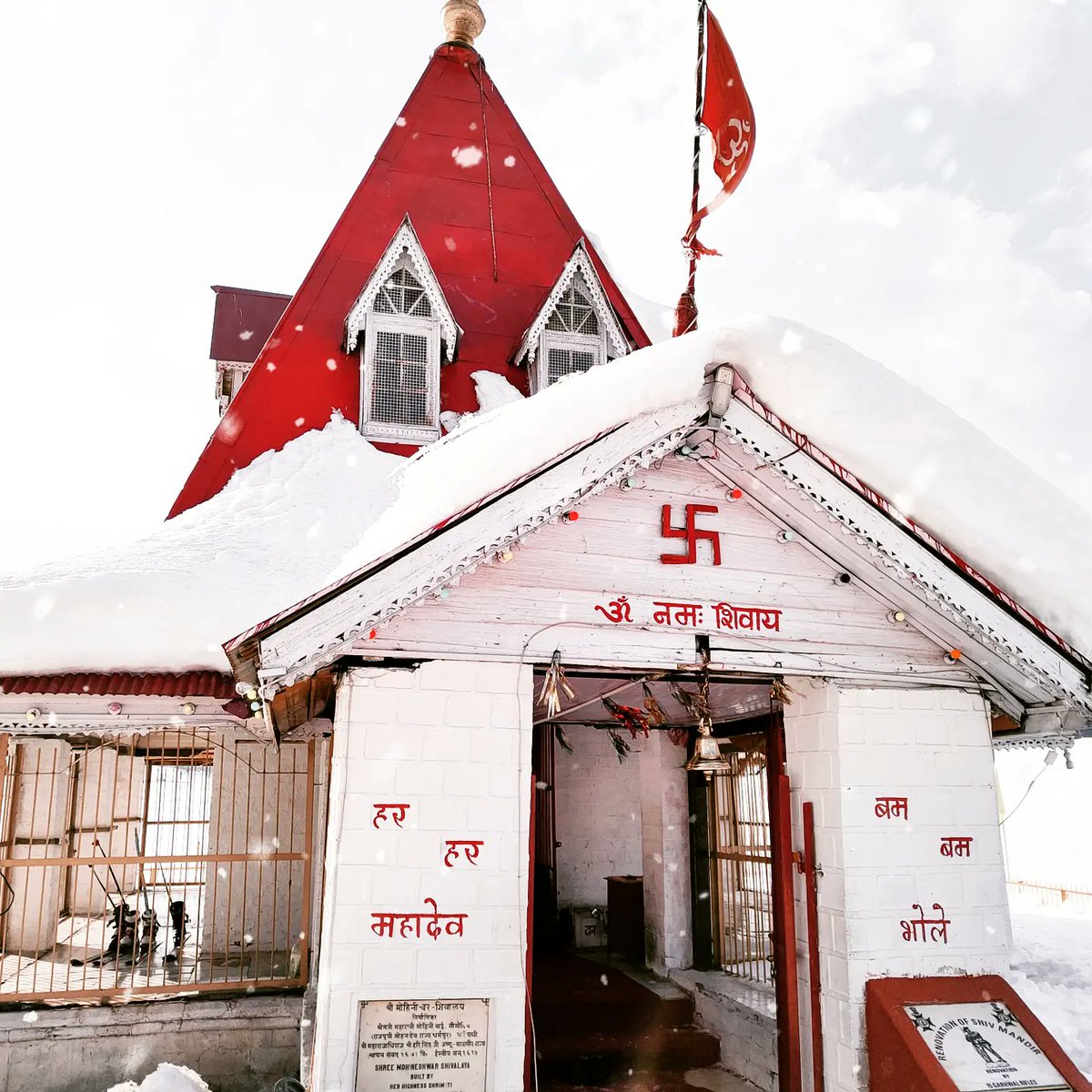 खूबसूरती को अक्सर हमने भटकते हुए देखा है।
मेने इन चंद अल्फाजों में कश्मीर को लिखा है। - Dhawan Barot

📷 Gulmarg - Jannat e Kashmir
Very famous and popular skiing destination in India..

#gulmarg #skiing #snowbike #activities #gondola #srinagar #kashmirtourism #kashmir