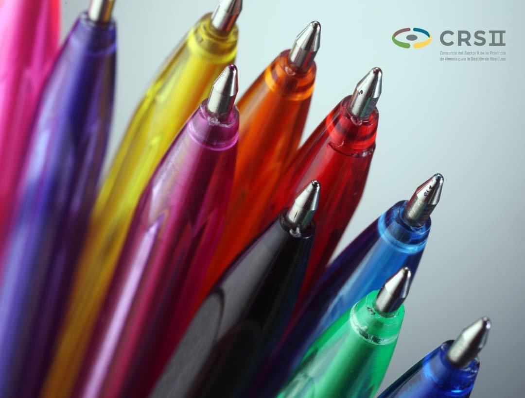 #TIPRECICLAJE 🖊♻️ ¿Los bolis gastados se pueden reciclar? ¡Sí! Pero tened en cuenta que deben llevarse a un punto limpio.
Pero existen bolígrafos más sostenibles, como  los  recargables, por lo que os recomendamos su uso. #CRSII 💛
