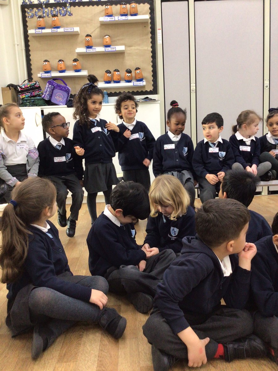 SmithdownPrimR's tweet photo. Our sign language assembly- well done Reception and huge thanks to @BSL_Hands #smithdowneyfs 🌈 https://t.co/f1eSX7513O