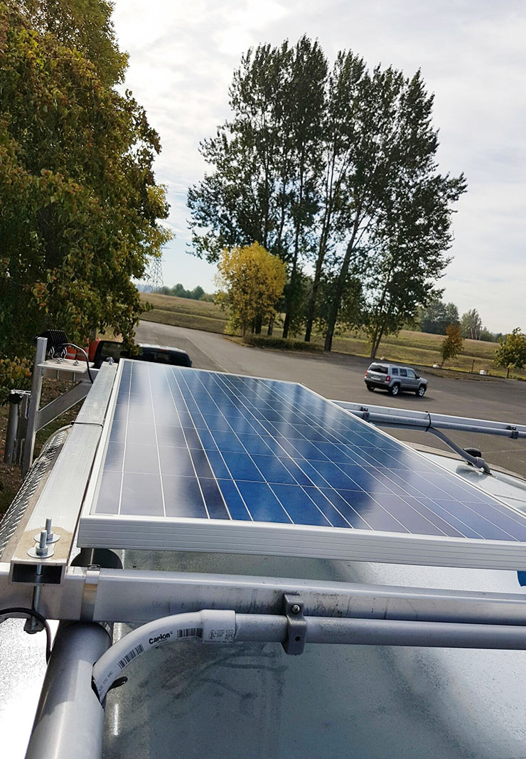 SamlexAmerica's tweet photo. This mobile communications trailer built for @MultCoARES required enough off-grid power to support the #hamradiooperators for up to 72 hours while they provide disaster relief support. 
👉 Learn how they did it: https://t.co/SPHAE0XISM

#samlexamerica #amateurradio #publicsafety https://t.co/yRSyn0o1xo
