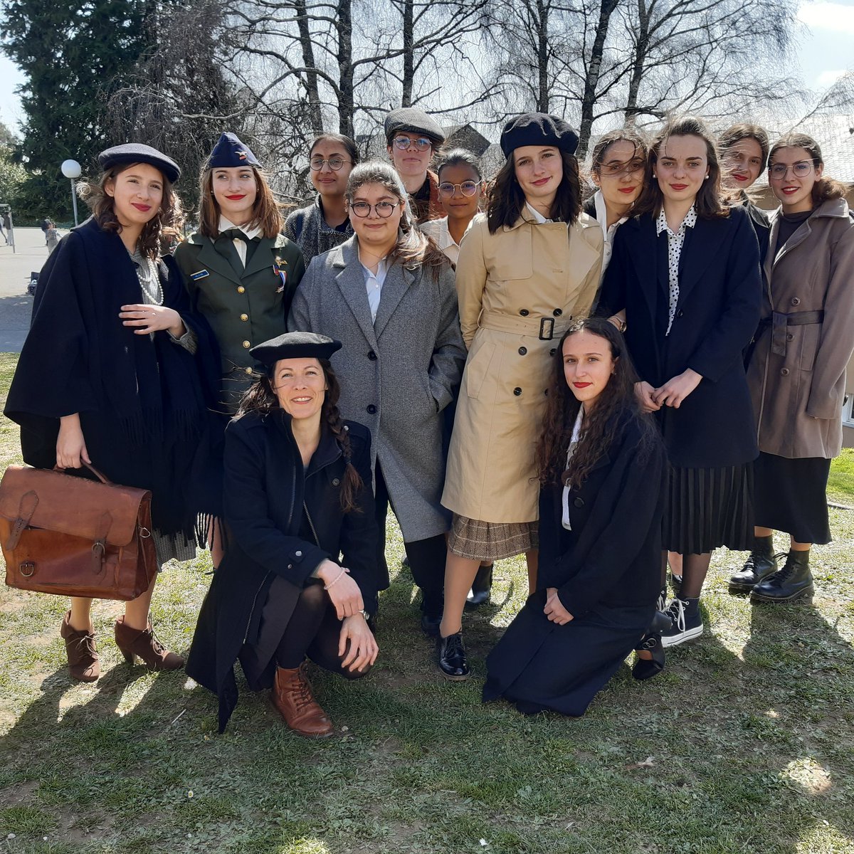 ColCamus12's tweet photo. Journée de la Résistance au collège : tous les 3è en tenue des années 40 ; des interventions poétiques éclairs dans les autres classes ; une séance au cinéma. Belle journée !
#albertcamusbaraqueville
#devoirdemémoire https://t.co/ugiBmByTGa