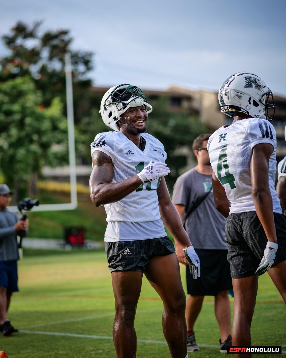 ESPNHonolulu's tweet photo. Cheesin cuz we sprung into Spring Football this morning☀️🏈🤙

@HawaiiFootball @CoachTimmyChang 
📸: @RahJaja08
#HawaiiFB #HawaiiFootball #Braddahhood #Cheehoo #SpringBall #GoBows #TimmyChang #NewEra #ESPNhonolulu https://t.co/enPJk1WUKn