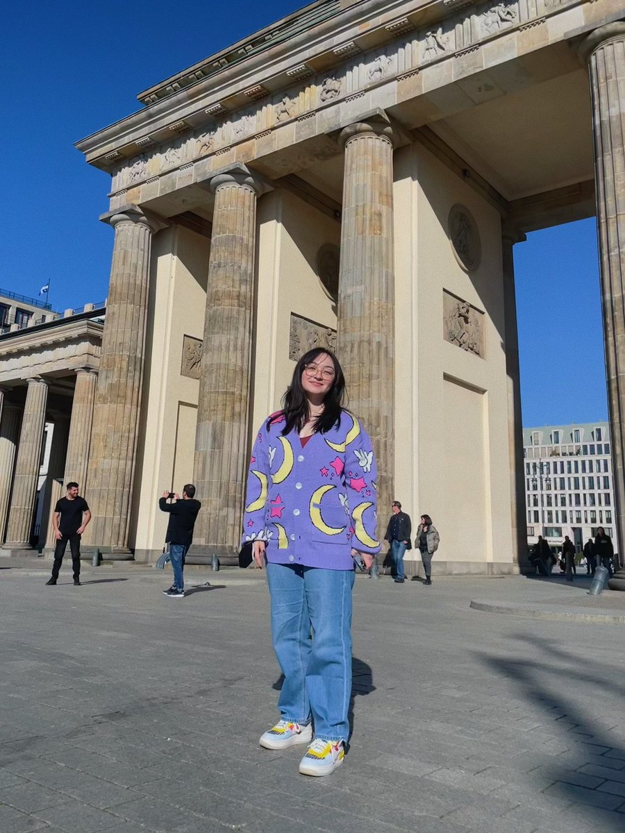 mxmtoon's tweet photo. going to miss burgermeister 🧎🏻‍♀️bye bye berlin https://t.co/uwbUYhSFfD