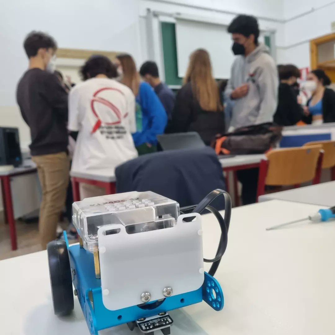 iesginer_org's tweet photo. Segundo día del proyecto Erasmus Arduino Maker Lab. Física y robótica de la mano. Buena sintonía entre los alumnos. Por la tarde visitamos la Old City, entre dos mares y unida a la península por un puente. Fué construida sobre Taras, una importante ciudad de la Magna Graecia. https://t.co/c5SKEr9tpz