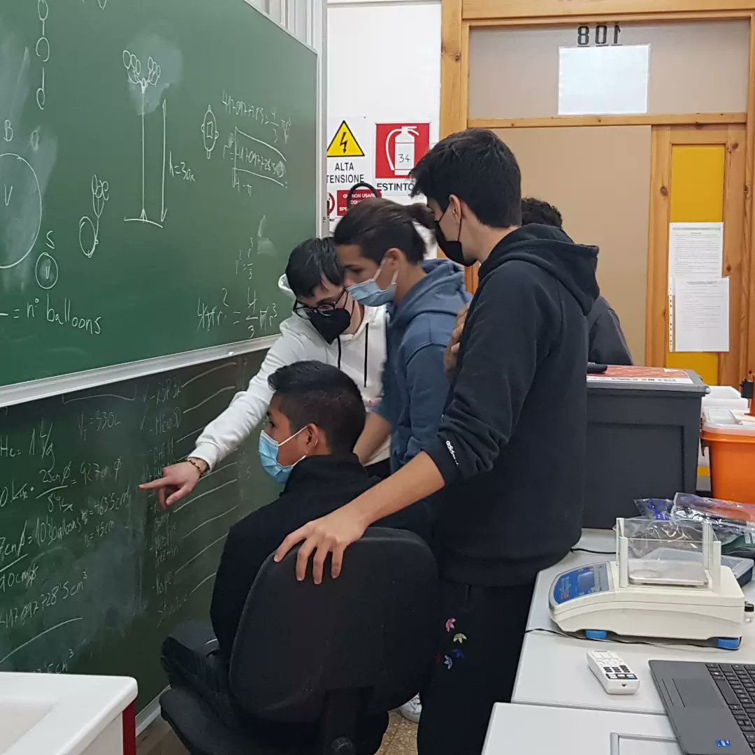 iesginer_org's tweet photo. Segundo día del proyecto Erasmus Arduino Maker Lab. Física y robótica de la mano. Buena sintonía entre los alumnos. Por la tarde visitamos la Old City, entre dos mares y unida a la península por un puente. Fué construida sobre Taras, una importante ciudad de la Magna Graecia. https://t.co/c5SKEr9tpz
