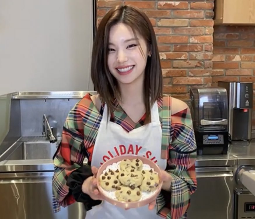 ny31dec's tweet photo. พี่น่านถ่ายรูปให้เหมือนรูปแปะใบงานส่งอาจารย์เลยอะ 🥹 https://t.co/qtLds5C7s4