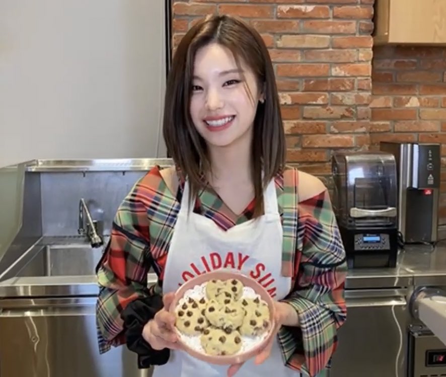 ny31dec's tweet photo. พี่น่านถ่ายรูปให้เหมือนรูปแปะใบงานส่งอาจารย์เลยอะ 🥹 https://t.co/qtLds5C7s4