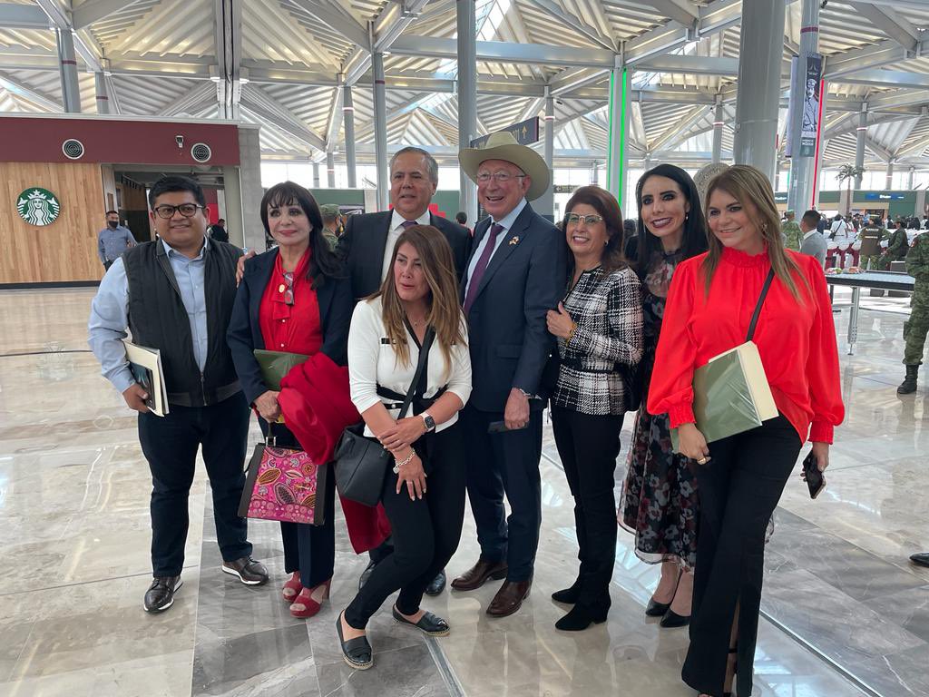 migueltlax's tweet photo. Gracias presidenta del @AytoTecamac @Mariela_Gtz18 por la invitación de asistir a la inauguración del nuevo aeropuerto, un gusto saludar al embajador Ken Salazar @USAmbMex  saludos desde #Oaxaca #AIFA https://t.co/42BqCQBLtI
