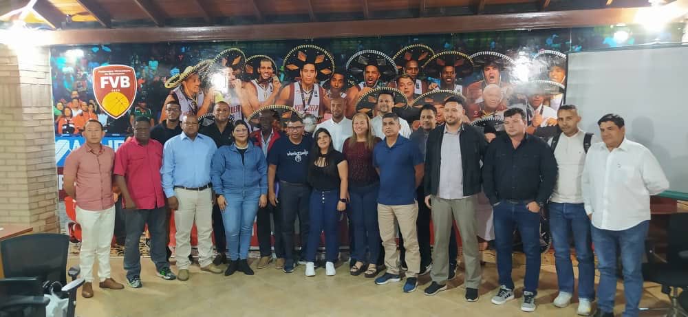 HanthonyCoelloB's tweet photo. Hoy se realizó una importante reunión de la Superliga Profesional Femenina en la sede de la @FVBbasketball, afinando detalles para su expansión e inicio. 

+Baloncesto🏀

#BaloncestoVenezolano 🇻🇪
#BaloncestoFemenino https://t.co/ZpfVlU3wZn