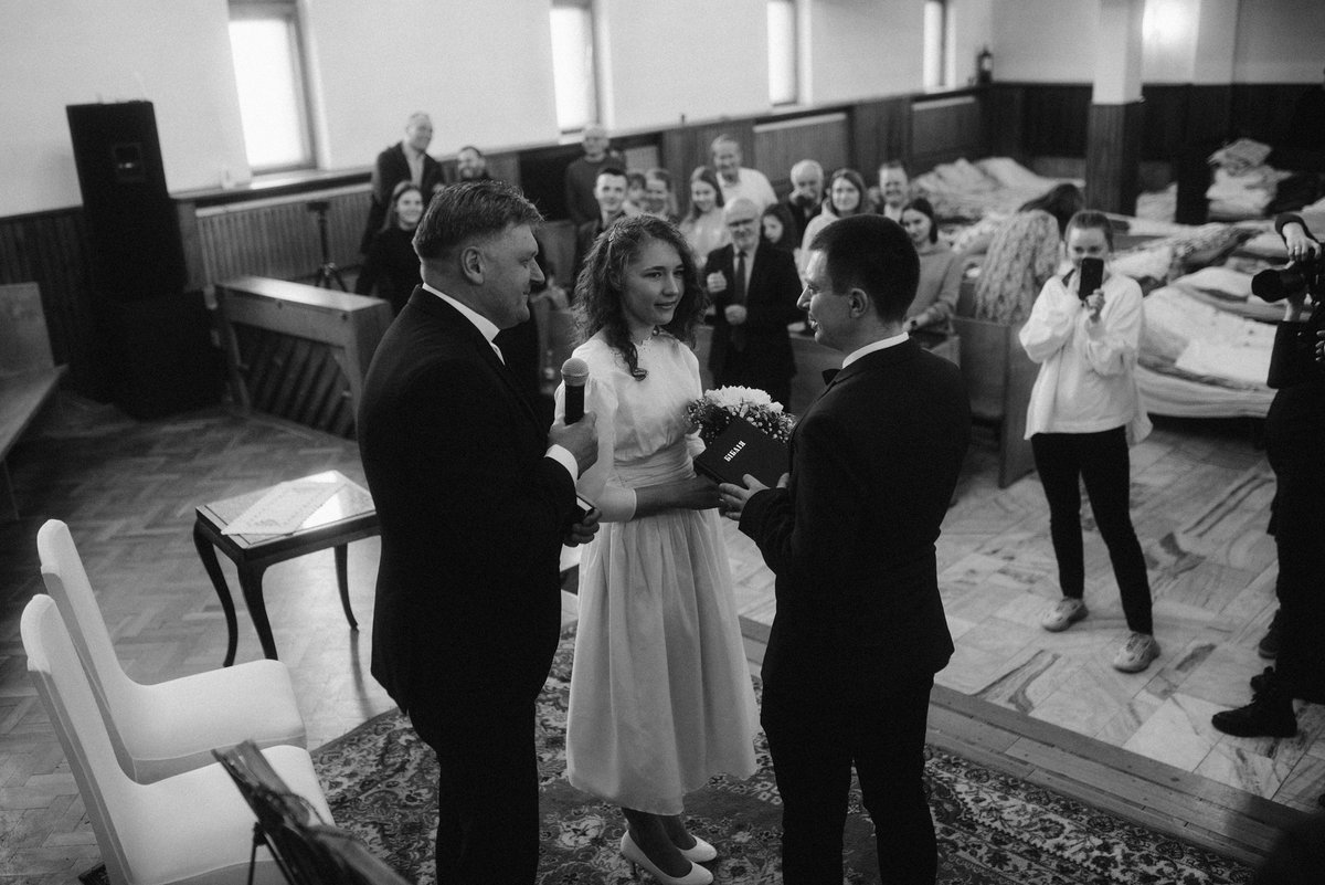 chillmaku's tweet photo. Osłodą ostatnich tragicznych wydarzeń był ślub.
Juri i Diana, którzy przyjechali do Polski tuż po wybuchu wojny pobrali się w chełmskim kościele.
Suknie pożyczyła żona pastora, a Pan młody wpasował się w garnitur syna. Rodzice błogosławili młodym przez iPhone'a. 4/7 https://t.co/J7nmoZos8n