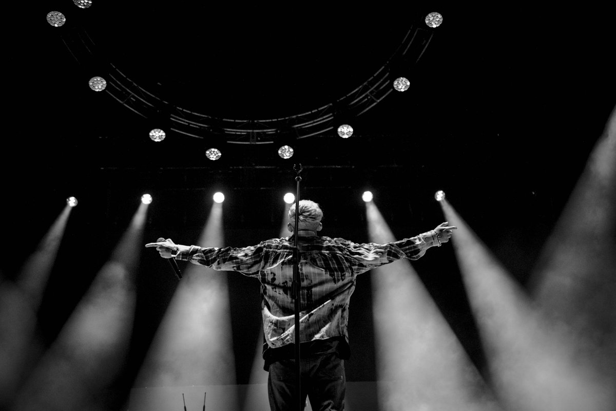sostanbeatle's tweet photo. 🎃 @dillom666 dio uno de los mejores shows del festival, debutando con "Post Mortem" en los escenarios de Buenos Aires, con @muerejoven62 y @saramalacara_  para hacer presentes los feats del álbum y “A$ap”, uno de sus primeros hits 🧨

📸 @EmiliaEmmert https://t.co/K26laWh13f