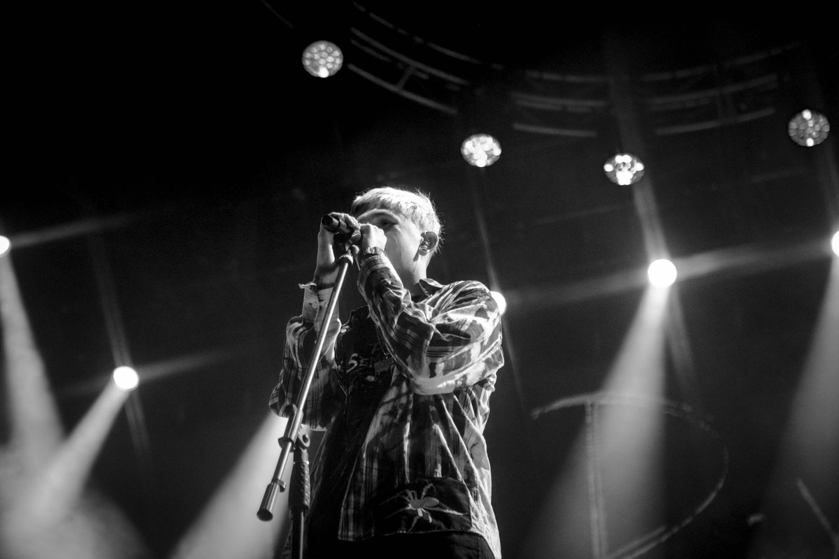 sostanbeatle's tweet photo. 🎃 @dillom666 dio uno de los mejores shows del festival, debutando con "Post Mortem" en los escenarios de Buenos Aires, con @muerejoven62 y @saramalacara_  para hacer presentes los feats del álbum y “A$ap”, uno de sus primeros hits 🧨

📸 @EmiliaEmmert https://t.co/K26laWh13f