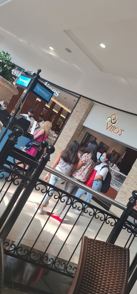 jginese's tweet photo. @RegistroCivilGY tenemos 4 hasta 5 hora y no avanza esta isla del Village Plaza en Samborondón.. https://t.co/iAp1FFD8QI