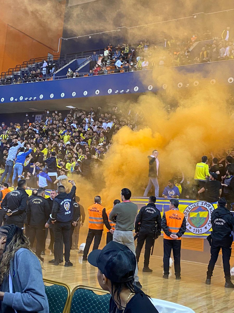 mersin33gfb's tweet photo. YAKAR, YIKAR GEÇER BÜTÜN DÜNYAYI ADI FENERBAHÇE! https://t.co/l8WQ94cg4w