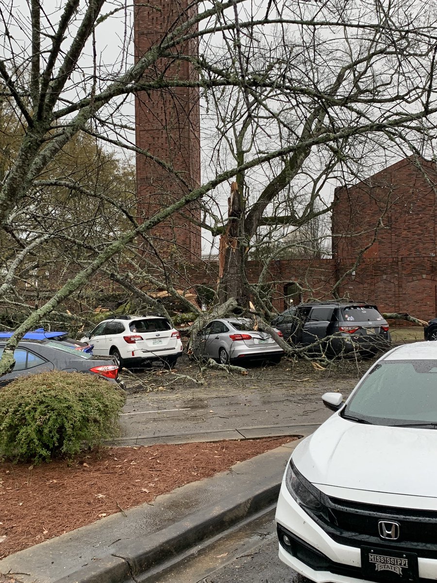owenbasselmanwx's tweet photo. Damage on Mississippi State’s campus. No news of any injuries. Police are on the scene. #mswx @NWSJacksonMS @weatherchannel @WCBIWEATHER @WeatherNation @spann @JimCantore @StephanieAbrams @accuweather https://t.co/m7T2BxQQRU