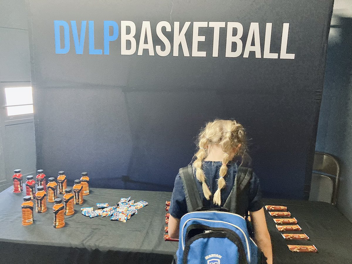 DVLP_APP's tweet photo. Training Club tonight 💪🏻 We teach our athletes the importance of doing the little things right, and that starts with fuel and hydration. We provide them with healthy snacks and drinks so they are ready to go hard during the workout! https://t.co/feOVWb8KIO