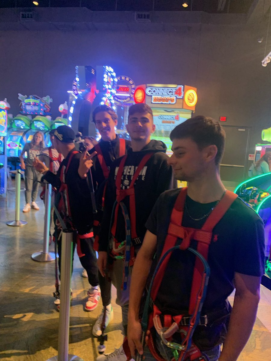 MacBulldogs10s's tweet photo. Bulldogs had a blast at the Main Event in Olathe yesterday! Bowling, laser tag, and gravity roped, oh my! #bulldogs #bulldogtennis #bulldogpride #springbreaktrip #maineventkc #eatbowlplay https://t.co/FhpQlVXRoX