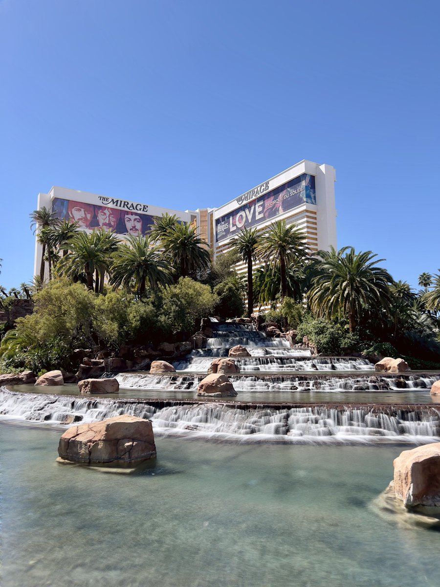 iRayGonzalez's tweet photo. Looking good today @TheMirageLV. Might have to stay at your resort next time I’m in Vegas. #ShotoniPhone #ShotoniPhone13ProMax #SpectreShot https://t.co/ja0PNdyFw5