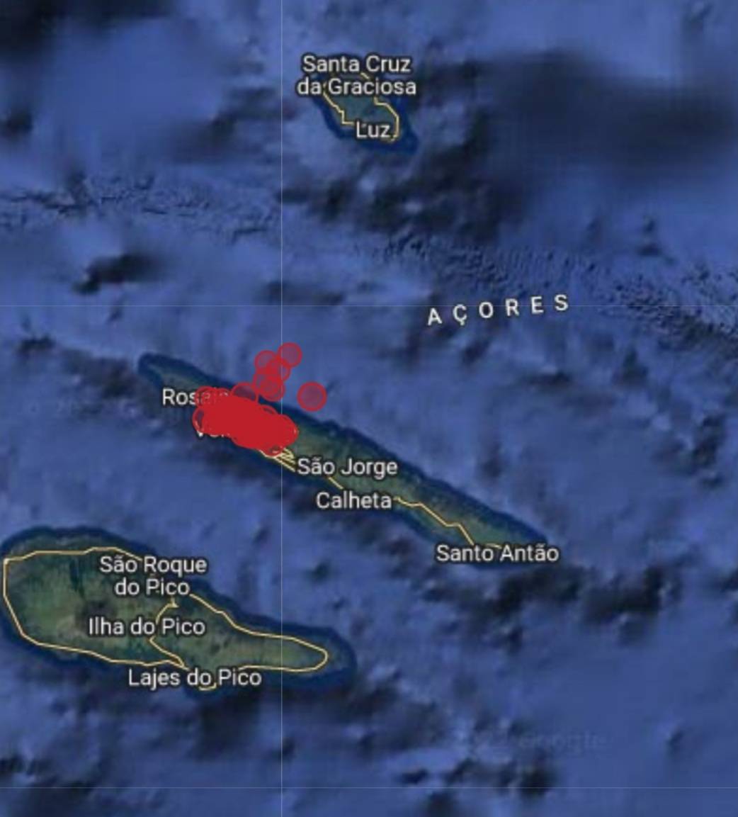 LesNews's tweet image. [PORTUGAL 🇵🇹 - Les Açores]

De nombreux tremblements de terre sont enregistrés sur l'île São Jorge.
La Protection Civile de l'archipel se prépare à une possible éruption volcanique. / @PROCIVazores