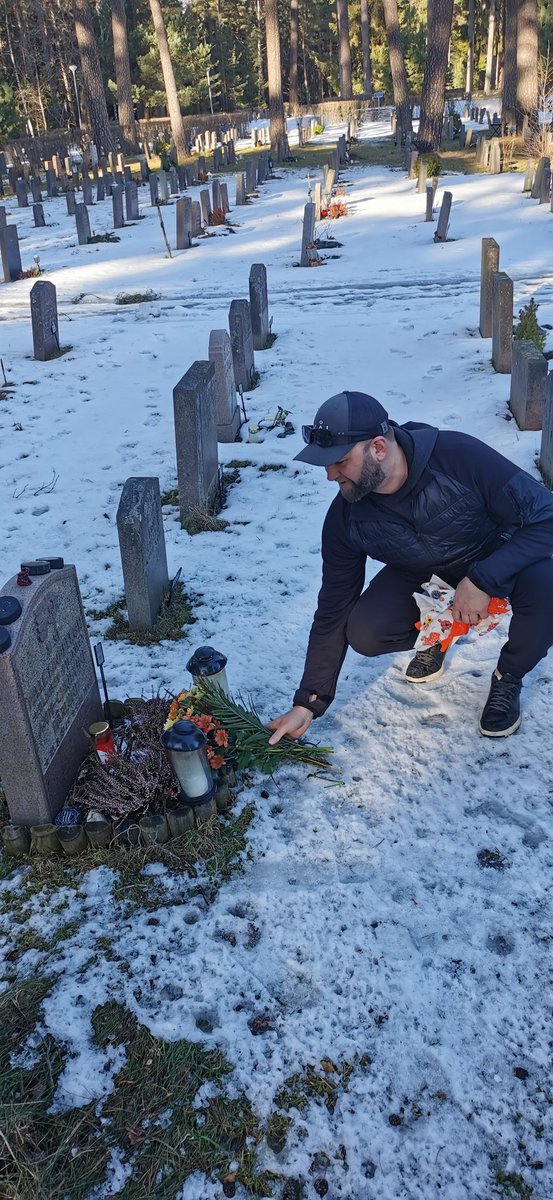 SHLguy's tweet photo. Paying our respects to a @NHLFlyers and @Trekronorse legend, gone too soon! https://t.co/iYY7E3kvgn