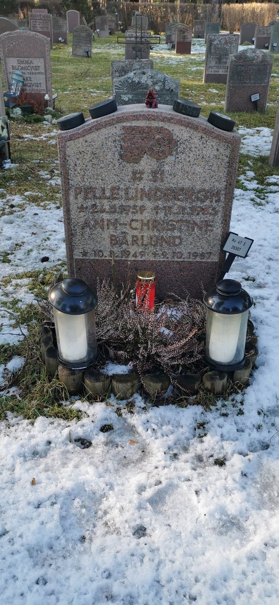 SHLguy's tweet photo. Paying our respects to a @NHLFlyers and @Trekronorse legend, gone too soon! https://t.co/iYY7E3kvgn