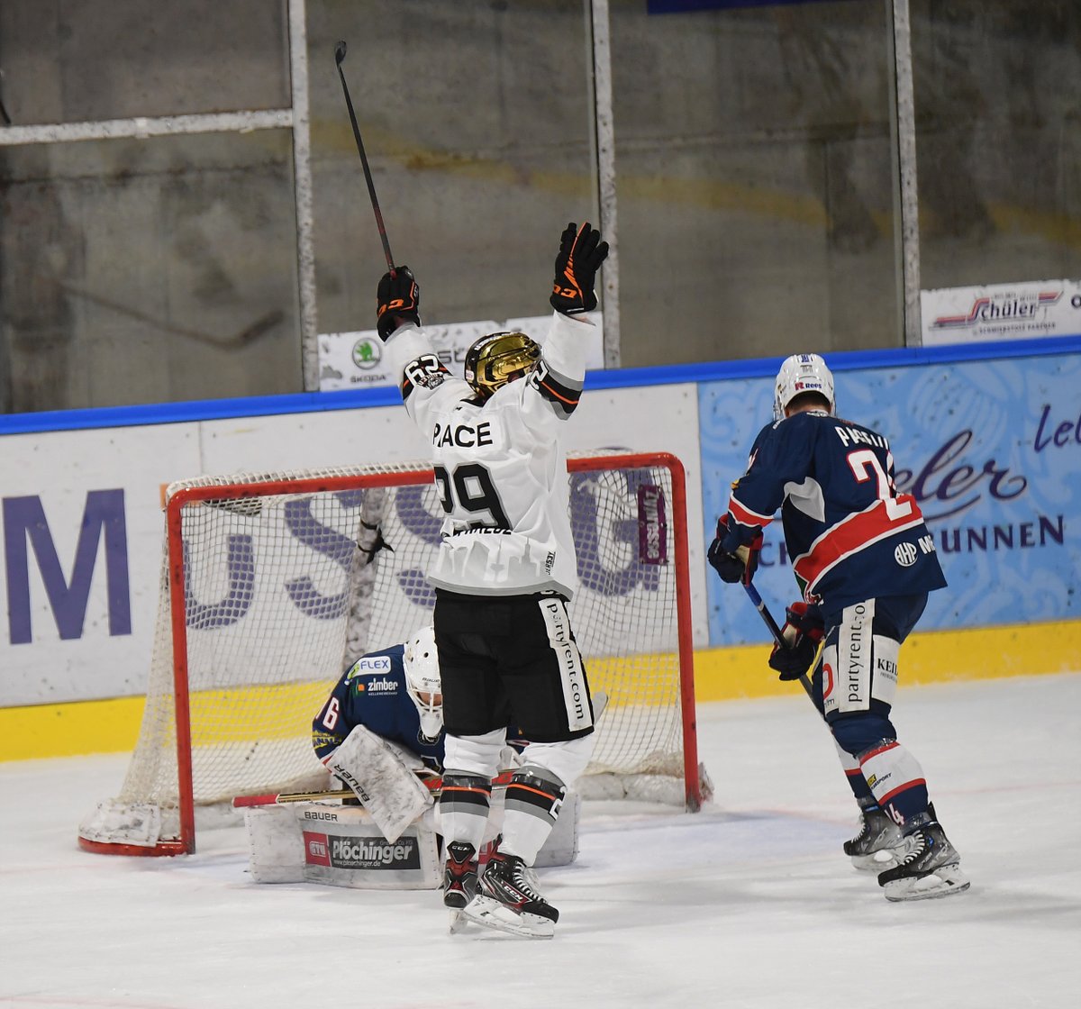 DEL2_News's tweet photo. Herzlichen Glückwunsch an Frankfurt zum Halbfinaleinzug. Die @loewenfrankfurt gewinnen mit 8:4 gegen den @EHC_Freiburg . Somit ist die Saison für die Wölfe beendet und die Löwen stehen als erster Halbfinalist fest.
Foto: Achim Keller #del2 #HerzblutEishockey #frbfra https://t.co/UqHNtamEAo