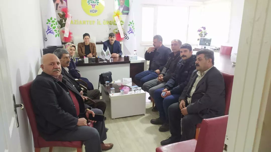 Gaziantephedep's tweet photo. Dbp pm üyesi ve dbp Antep il ve ilçe yönetimi yeni yönetimimizi ziyaret ettiler. Ziyaretlerinden dolayı teşekkür ederiz. @togrularya @dilok_hdp @HDPantep @biniciavni @GozekMikail @KaraylanMehmet @dbpdilok27 https://t.co/nj5BKzlxAy