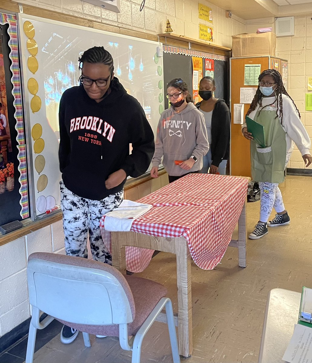 Ms_Soto_'s tweet photo. 7th grade students had some fun today in class acting out restaurant scenes in Spanish! 🍽🍚🌮 https://t.co/ZcifxzApfC