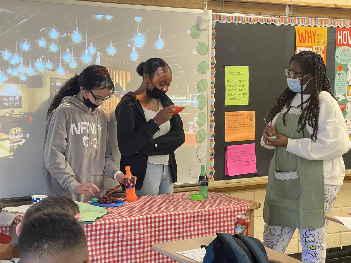 Ms_Soto_'s tweet photo. 7th grade students had some fun today in class acting out restaurant scenes in Spanish! 🍽🍚🌮 https://t.co/ZcifxzApfC